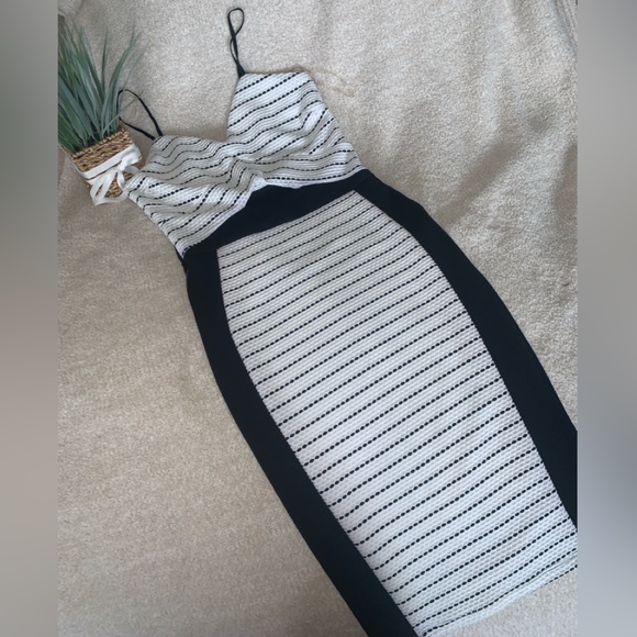 Entry Cut- out Midi Dress - Picture 2 of 12